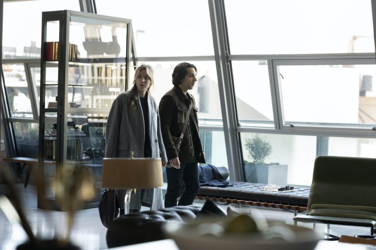 ‘The Flight Attendant’ Episodes 4-5 Review: Diving Deeper Into Cassie’s Past