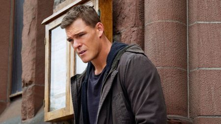 Alan Ritchson Says Jack Reacher Show Will Adapt a Book Each Season