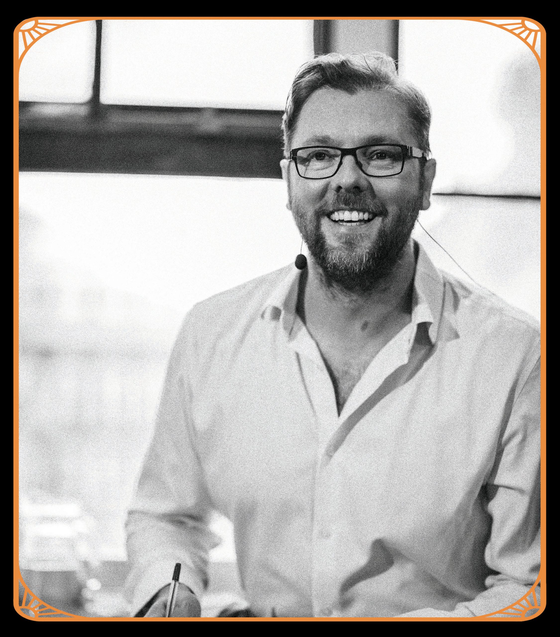 Damian Barr 1 credit Honeybunn Photography_with frame
