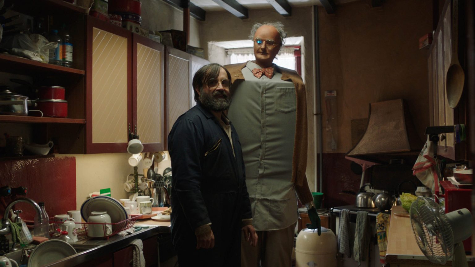‘Brian and Charles’ Sundance 2022 Review – A Heartwarming Comedy About a Man and His Robot Friend