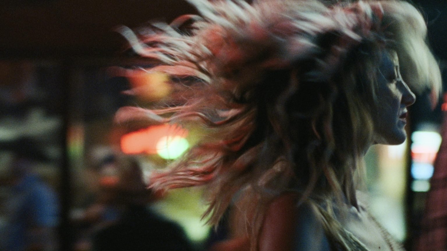 ‘To Leslie’ SXSW 2022 Review – Occasionally Charming Alcoholism Drama