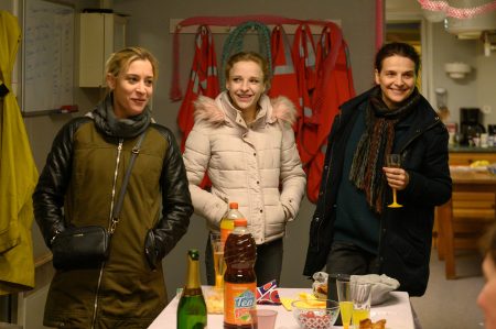 ‘Between Two Worlds’ Blu-Ray Review – Juliette Binoche Shines In Layered Working Class Drama