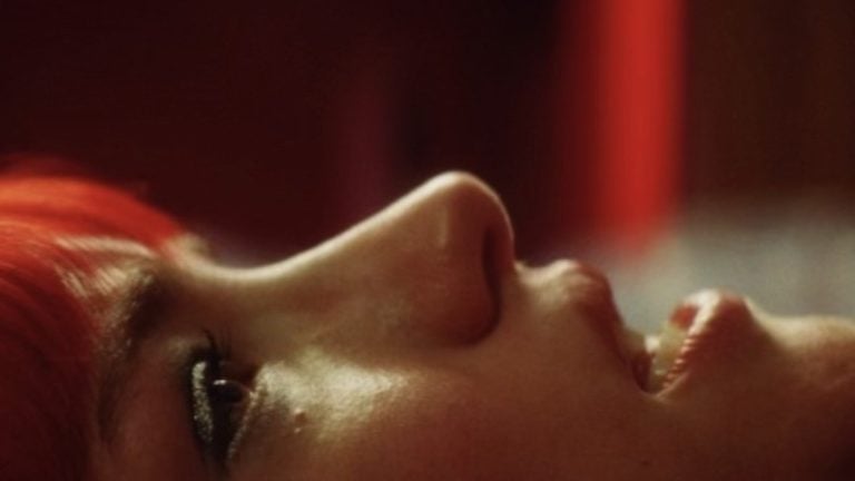 ‘Strange Darling’ Review – A Sleek, Riveting Cat and Mouse Thriller [Fantastic Fest 2023]