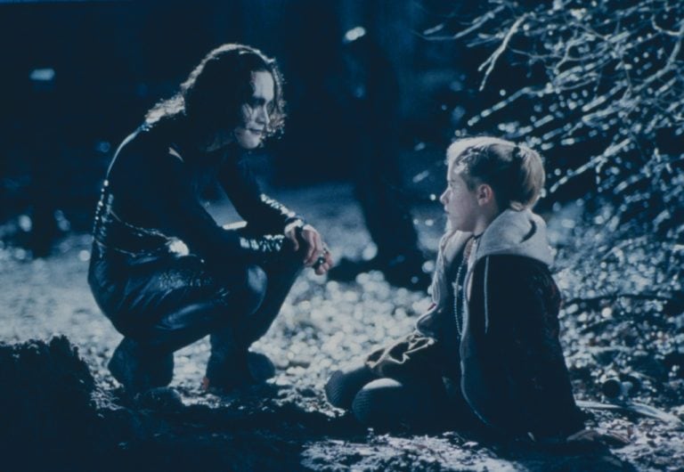 ‘The Crow’ (1994) 4K UHD Blu-Ray SteelBook Review – Brandon Lee Looms Large In Supernatural Revenge Tale Brandon Lee talking to a girl in The Crow.