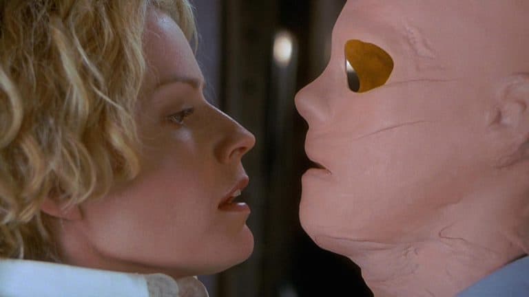 ‘Hollow Man’ Blu-Ray SteelBook Review – Paul Verhoeven Pushes This Invisible Man Tale To The Extreme A woman is kissing a mannequin head.