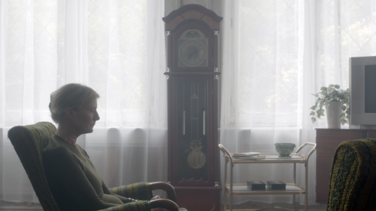 ‘Alba Rosa’ Review – Grief’s Throes Unveil Humanity’s Beauty