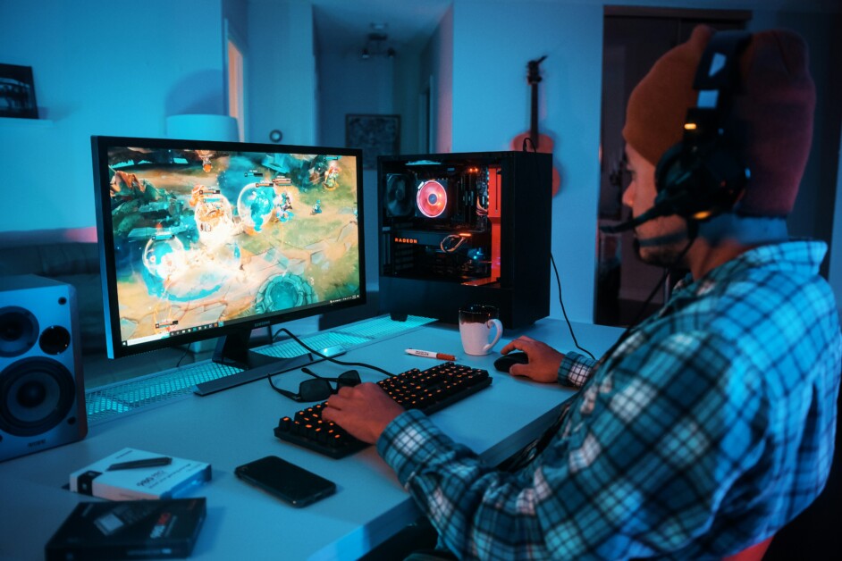 How Can Game Design Enhance Cinematic World-Building?