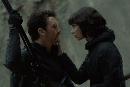 ‘The Gorge’ Review – Nothing But An Empty Chasm