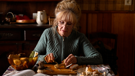 ‘When Fall Is Coming’ Review – A Light Mystery That Focuses On Character And Deception Amid Life’s Changes