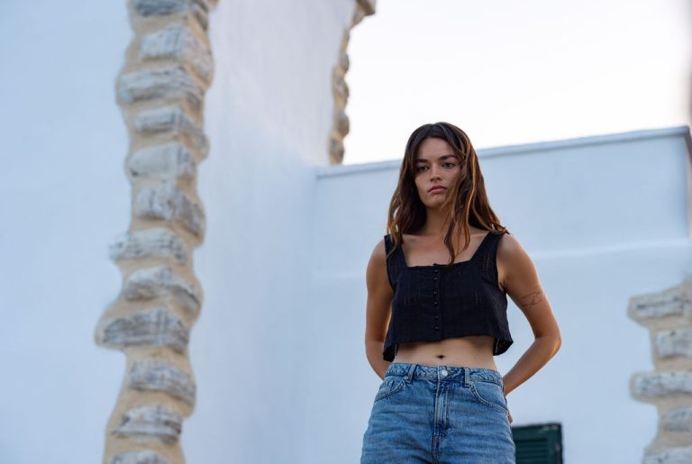 ‘Hot Milk’ Review – Familiar Threads Tied Together By Propulsive Performances