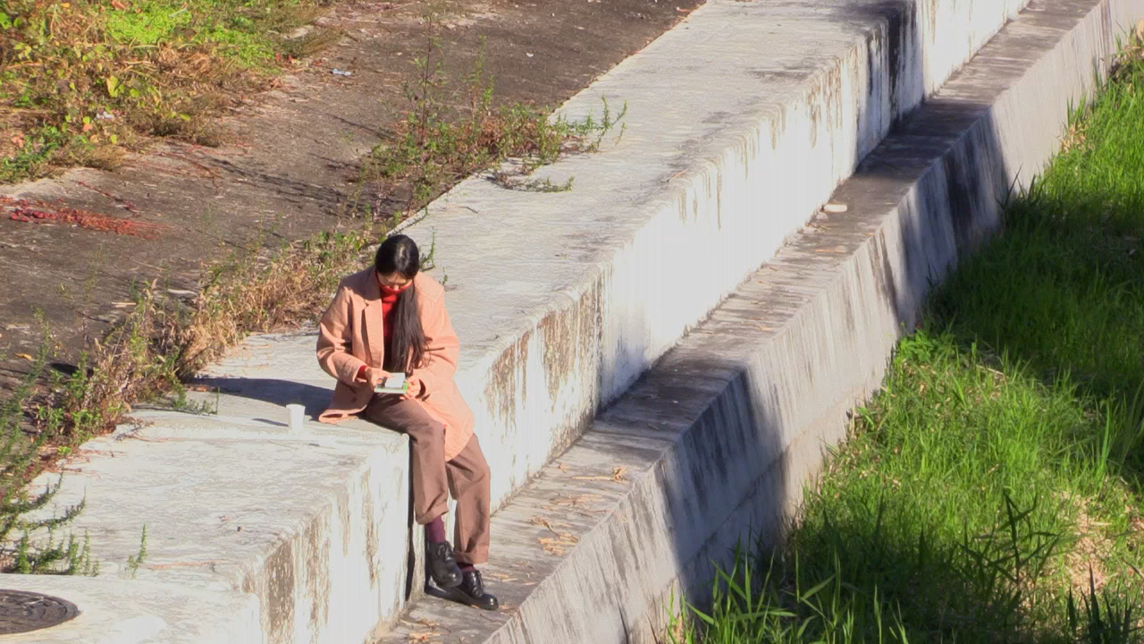‘By The Stream’ Review – Hong Sang-soo’s Honest Look At Love And Expectations