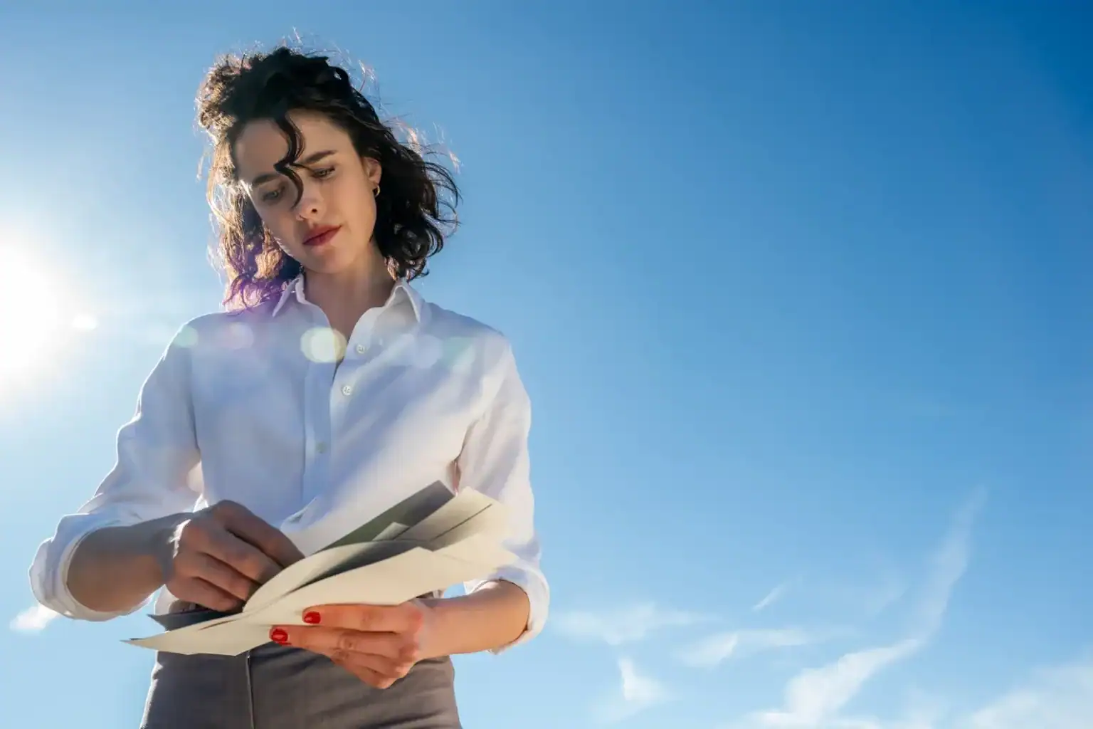 ‘Honey Don’t!’ Review: Ethan Coen And Tricia Cooke’s Second ‘Lesbian B-Movie’ Can’t Be Saved By Margaret Qualley Alone