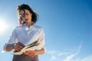 ‘Honey Don’t!’ Review: Ethan Coen And Tricia Cooke’s Second ‘Lesbian B-Movie’ Can’t Be Saved By Margaret Qualley Alone