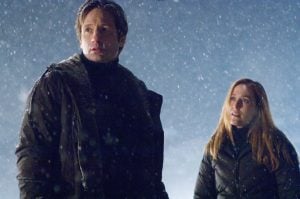 ‘The X-Files: I Want to Believe – Vrach Frankenshteyn’ Review – An Insubstantial Re-Edit of A Fundamentally Flawed Film A man and a woman in winter jackets stand outside at night in falling snow, looking slightly upward.