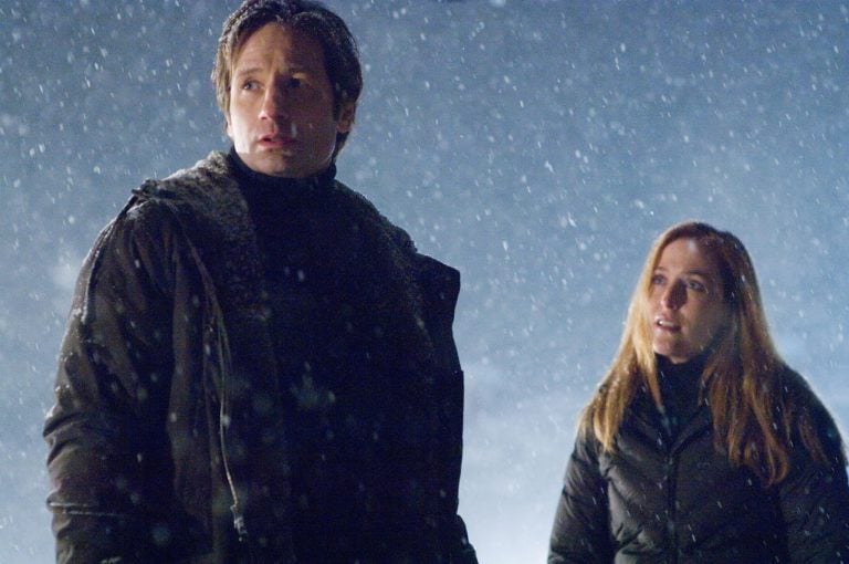 ‘The X-Files: I Want to Believe – Vrach Frankenshteyn’ Review – An Insubstantial Re-Edit of A Fundamentally Flawed Film A man and a woman in winter jackets stand outside at night in falling snow, looking slightly upward.