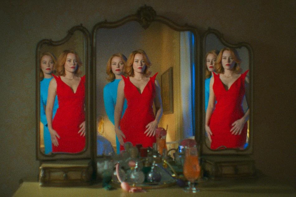 Elizabeth Banks as Carol and her robotic double Carol 2 in DreamQuil.